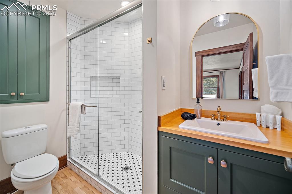 Image 16 of 40: Bathroom