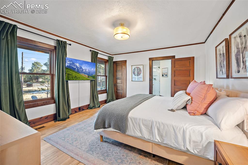 Image 17 of 40: Bedroom