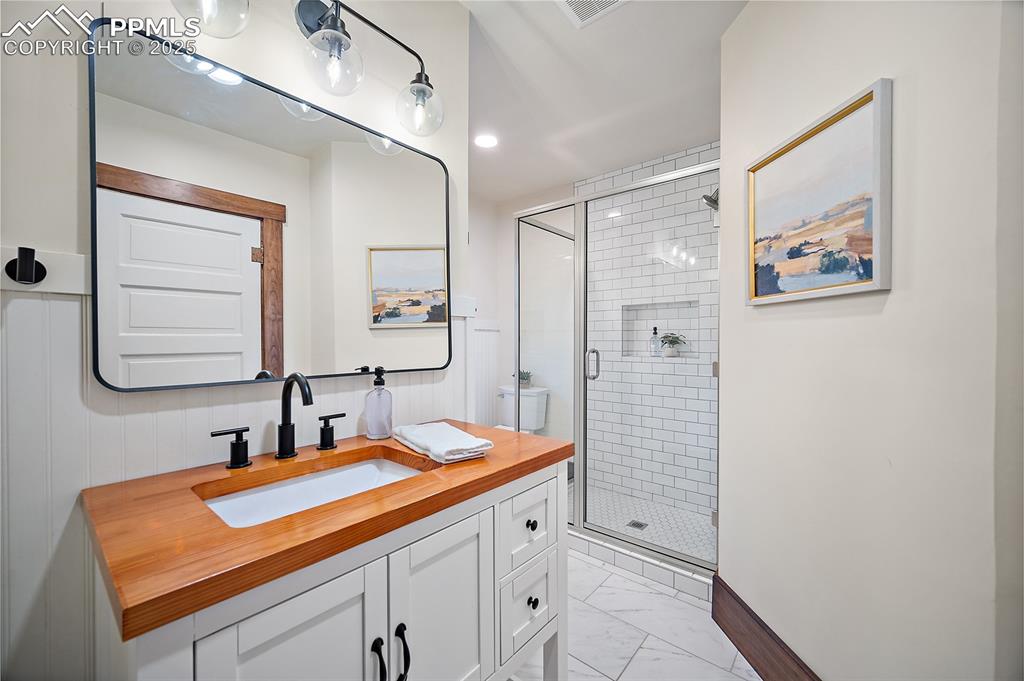 Image 19 of 40: Bathroom