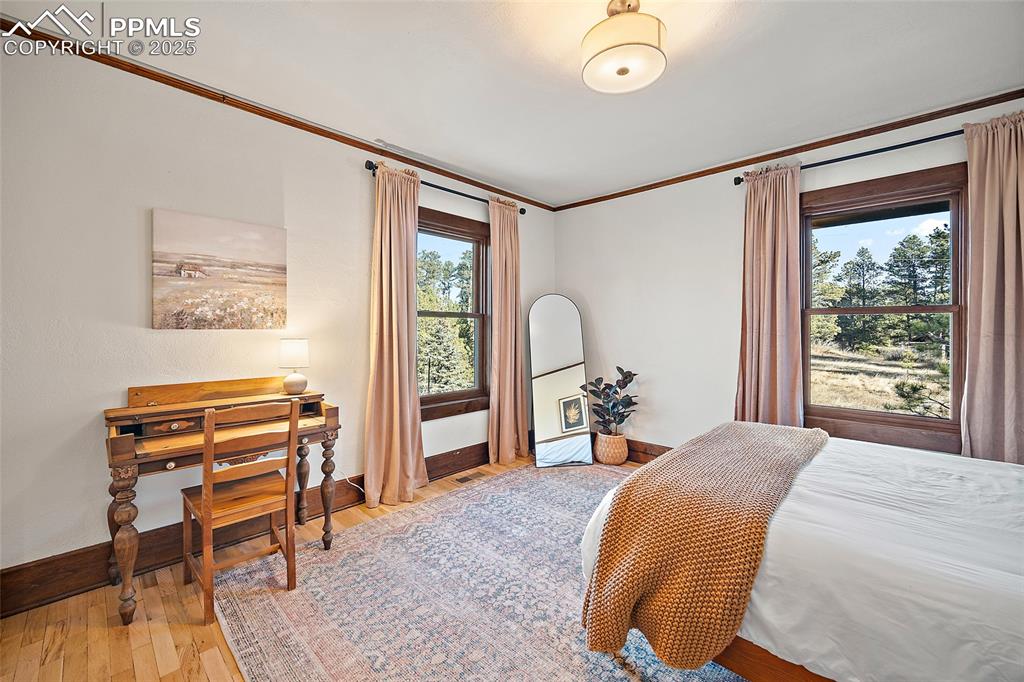 Image 22 of 40: Bedroom