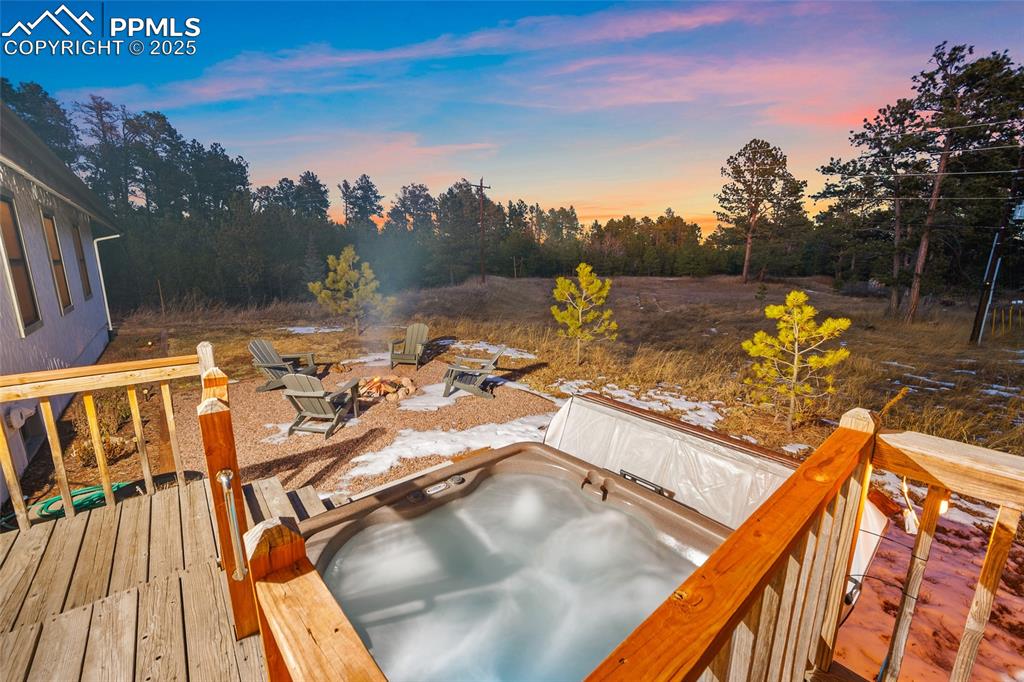 Image 28 of 40: Deck