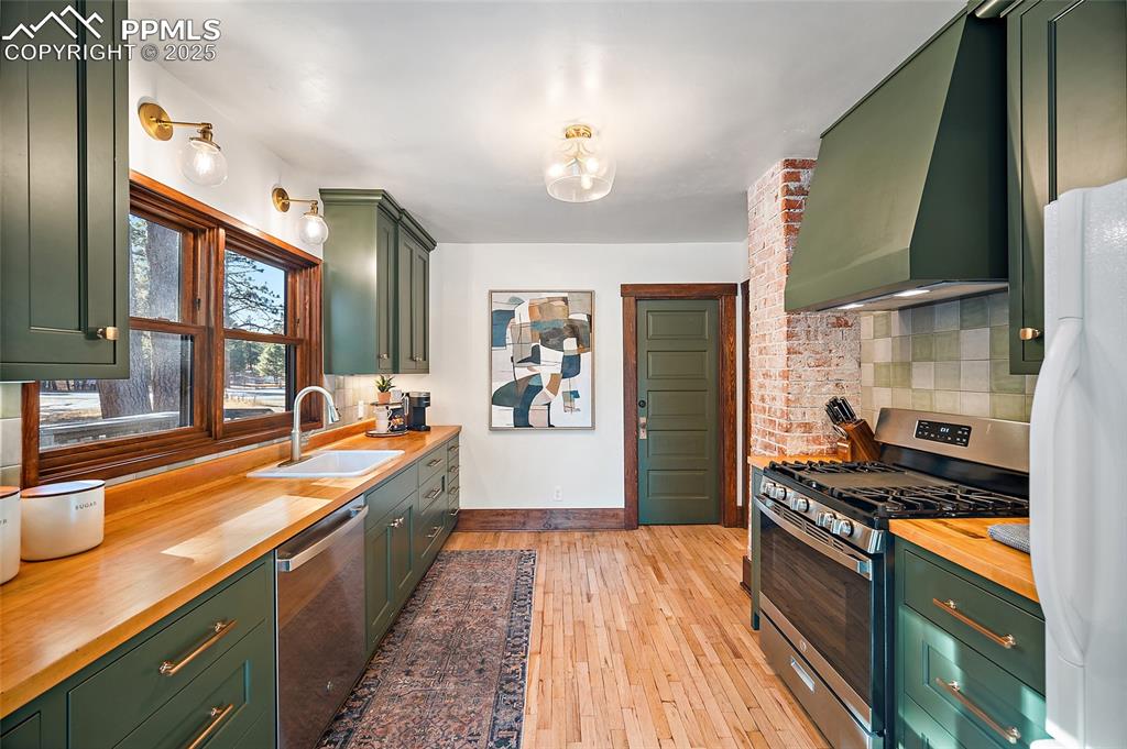 Image 3 of 40: Custom Riverwood Mills cabinets