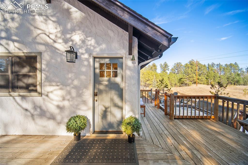 Image 32 of 40: Deck