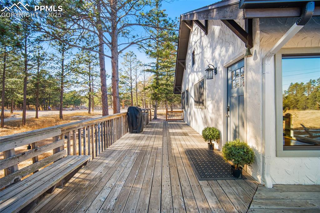 Image 34 of 40: Deck