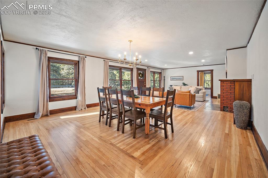 Image 7 of 40: Dining Area