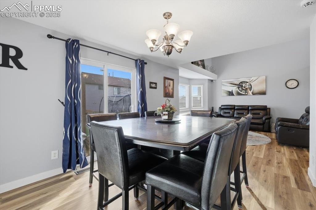 Image 11 of 50: Dining Area