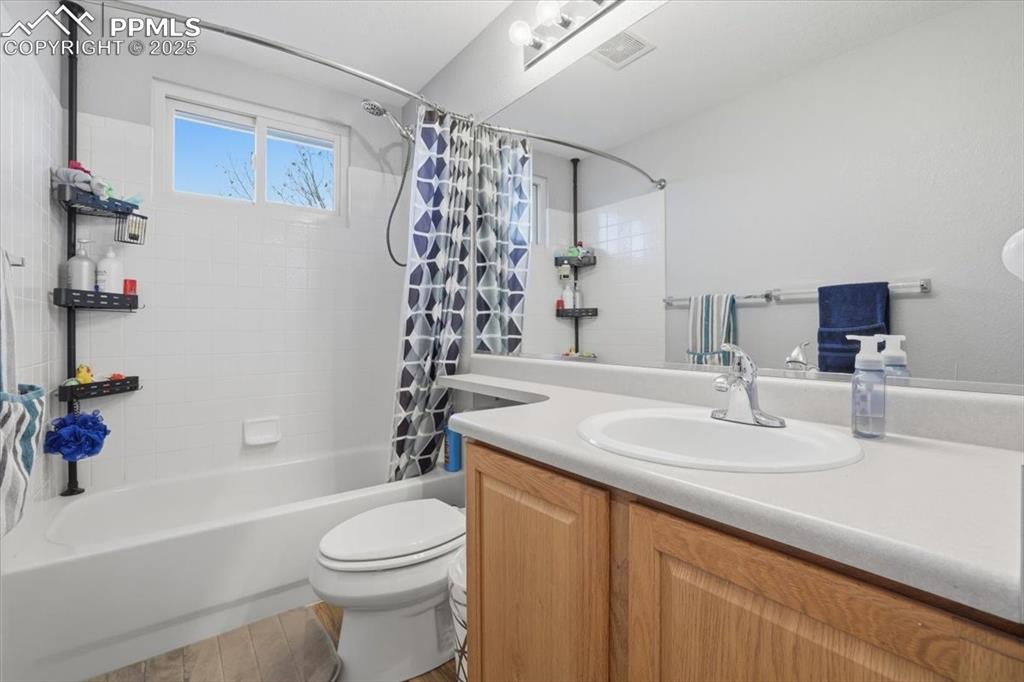 Image 25 of 50: Bathroom