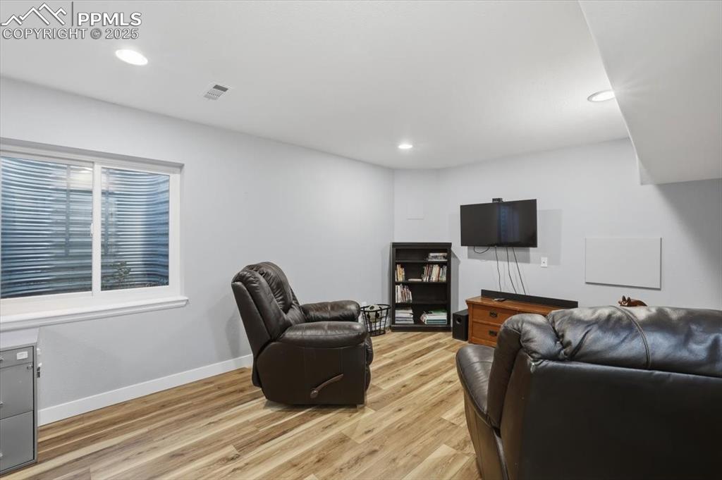 Image 29 of 50: Living Room