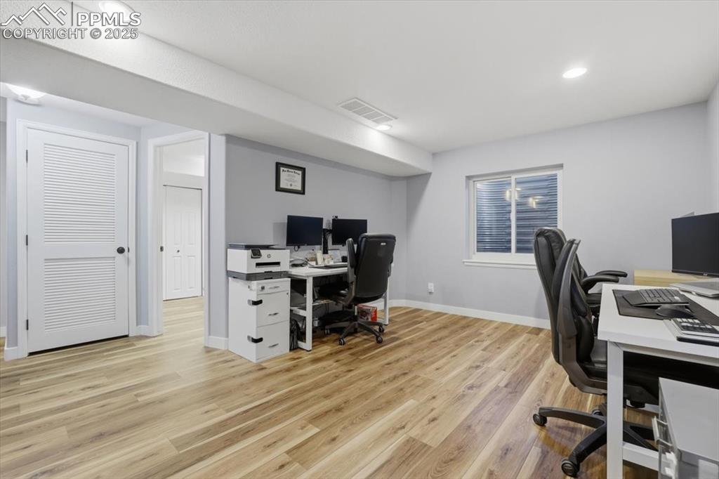 Image 31 of 50: Office