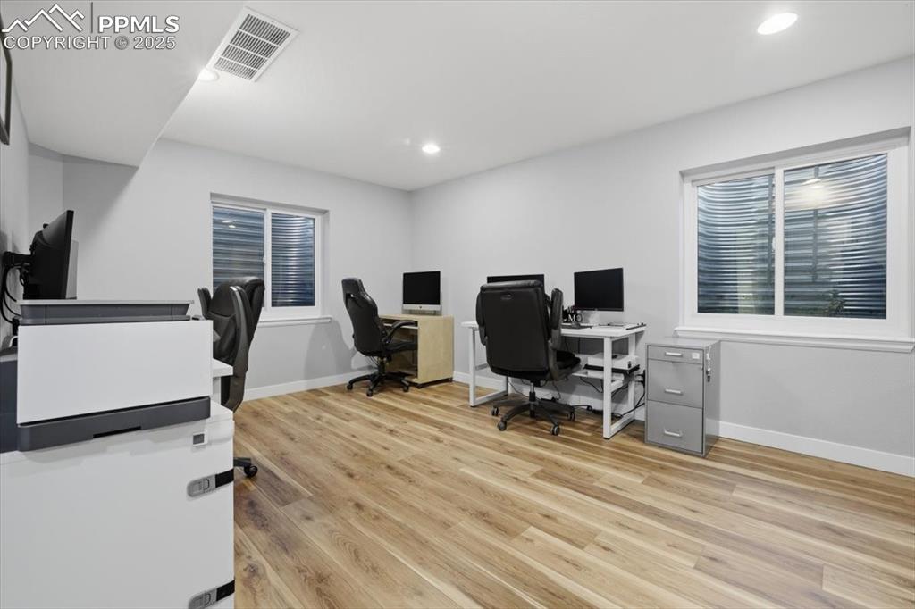 Image 32 of 50: Office