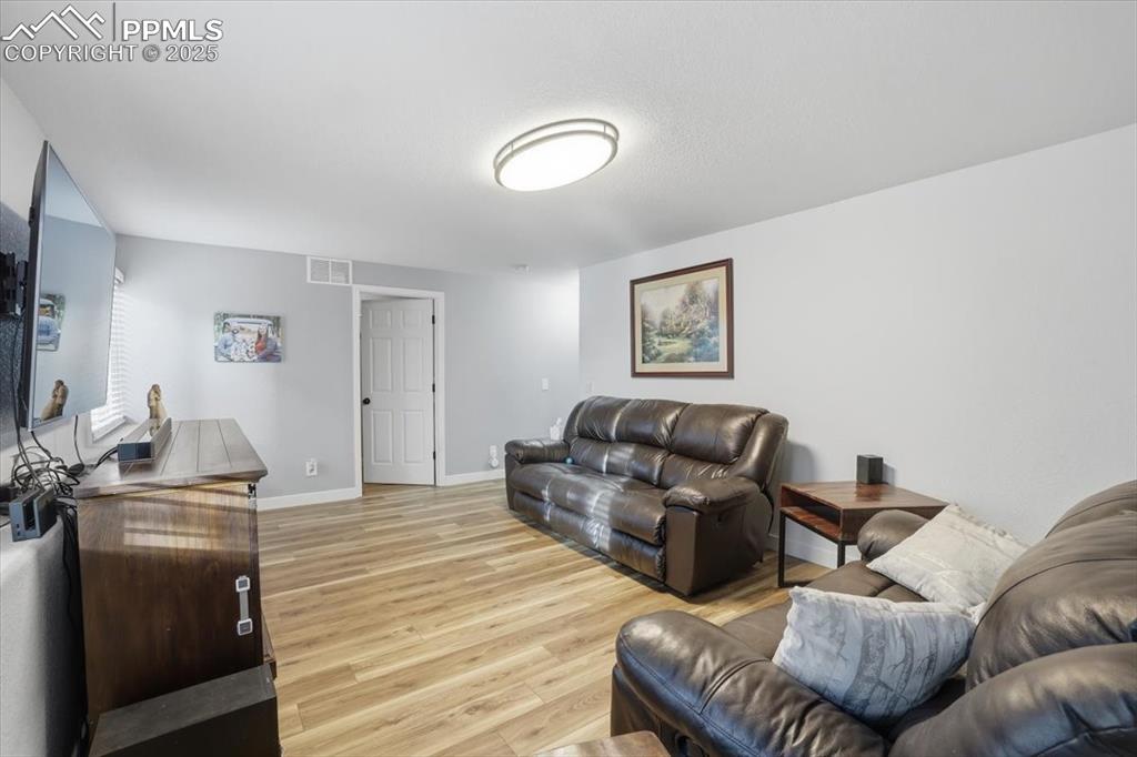 Image 35 of 50: Living Room