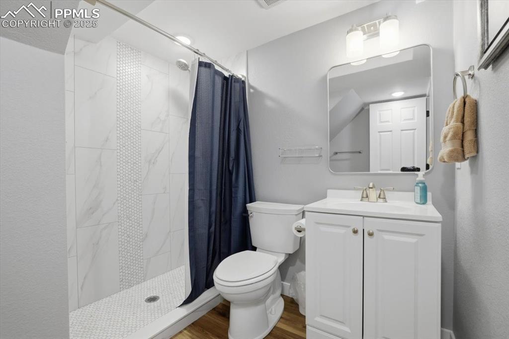 Image 38 of 50: Bathroom