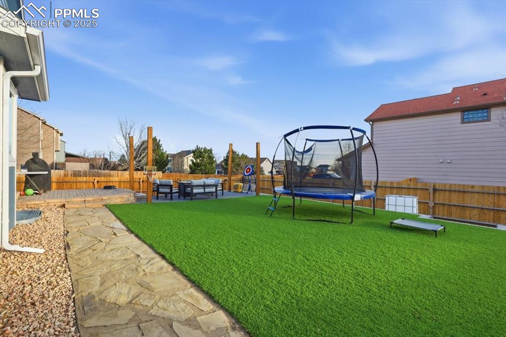 Image 40 of 50: Yard