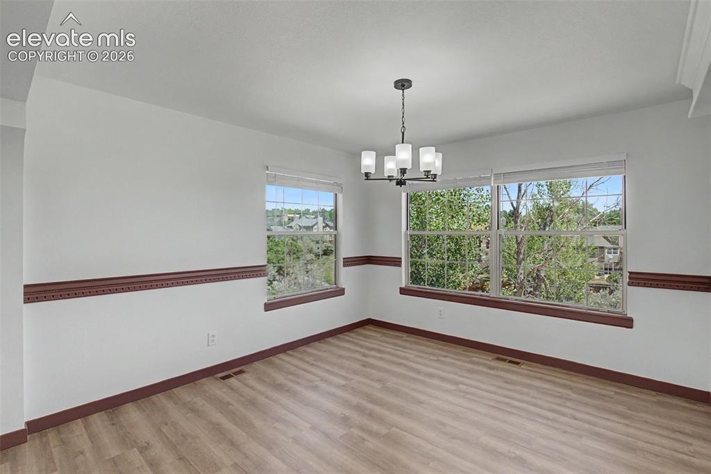 Image 15 of 50: Dining Room