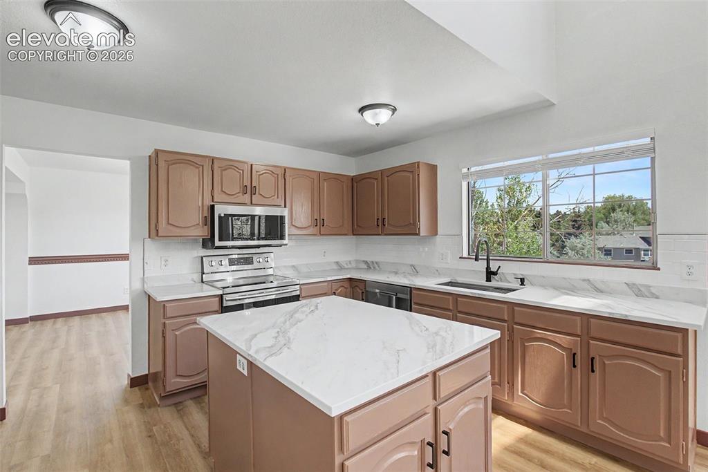 Image 18 of 50: Kitchen