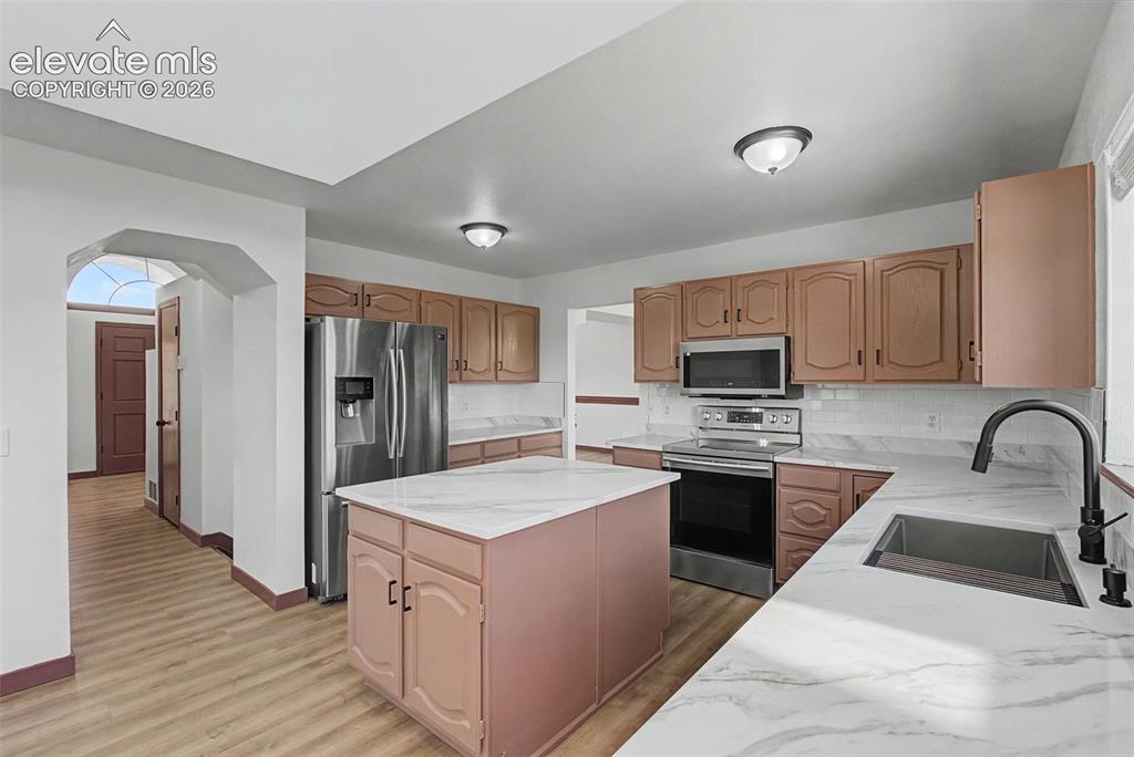 Image 19 of 50: Kitchen