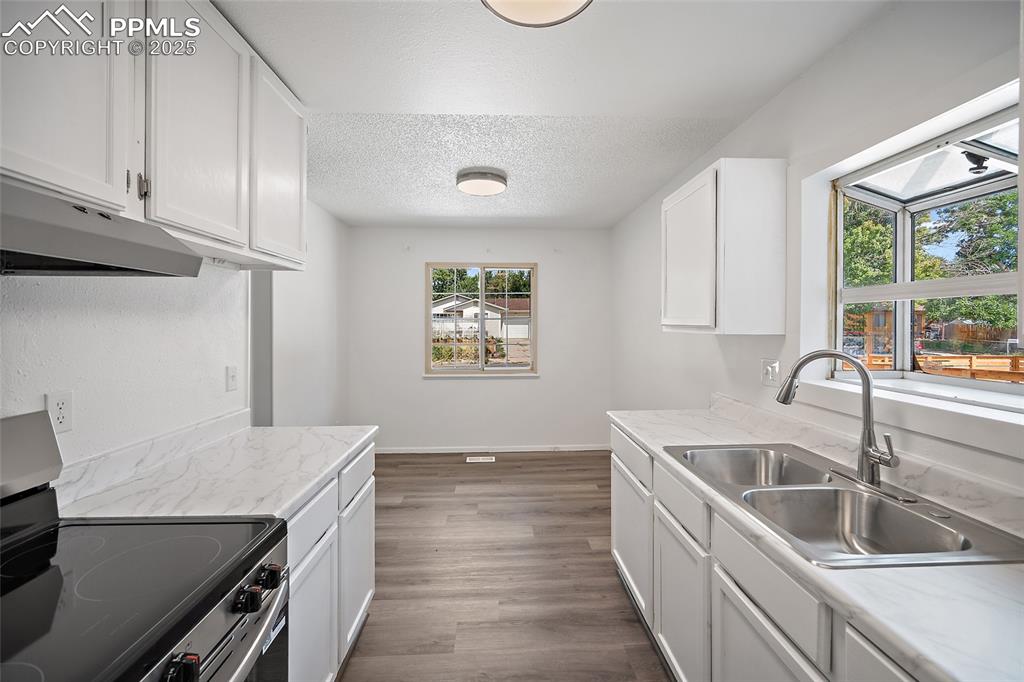 Image 11 of 32: Kitchen