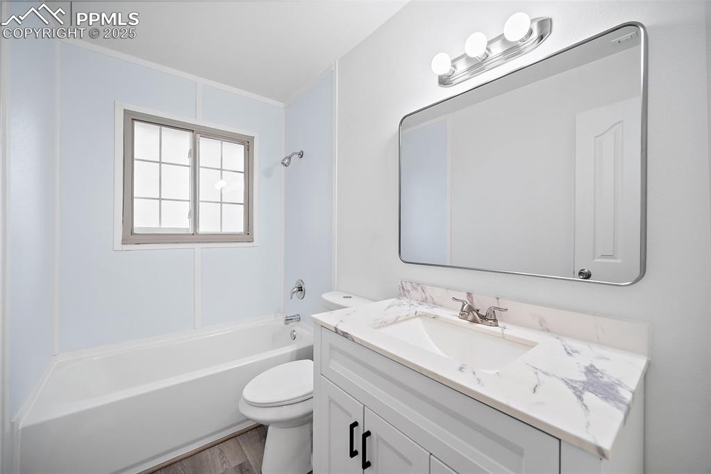 Image 16 of 32: Bathroom