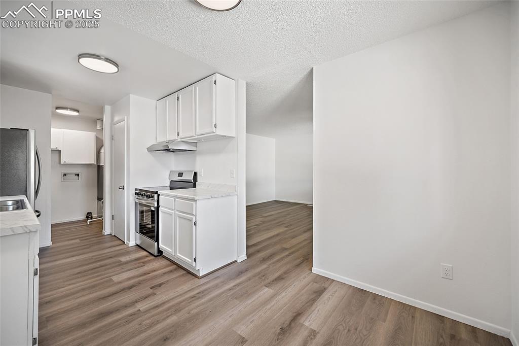 Image 8 of 32: Kitchen