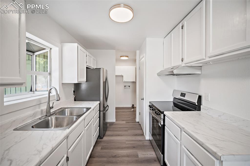 Image 9 of 32: Kitchen
