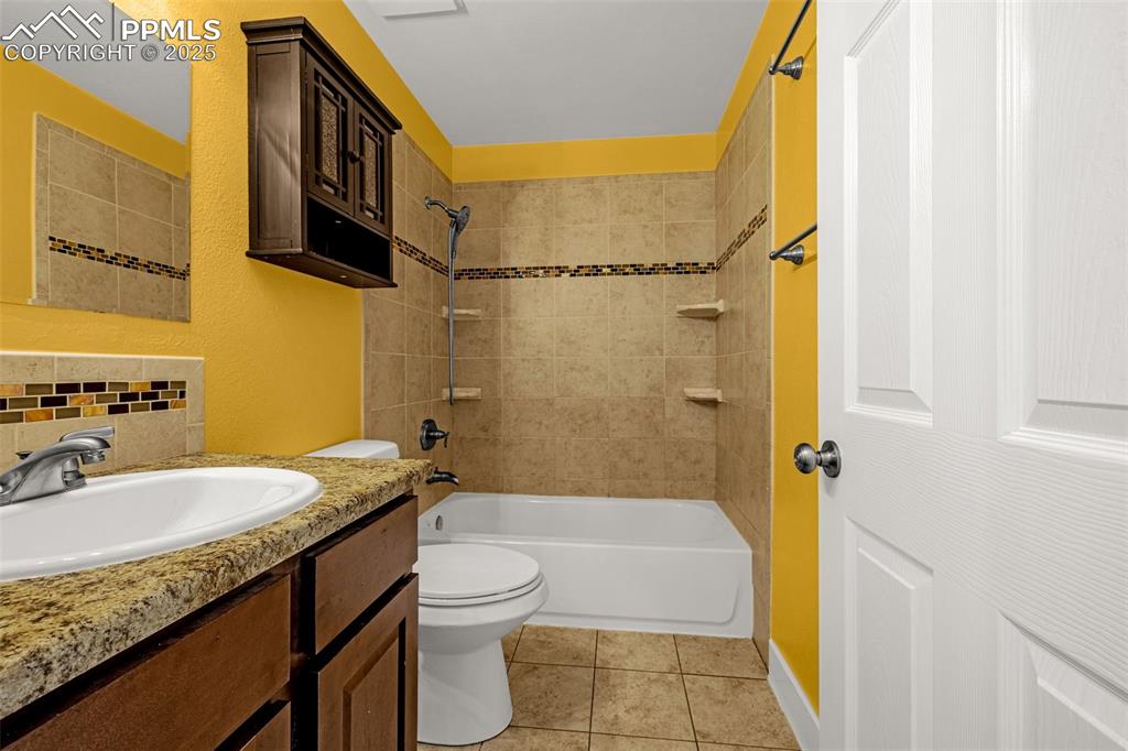 Image 13 of 30: Bathroom