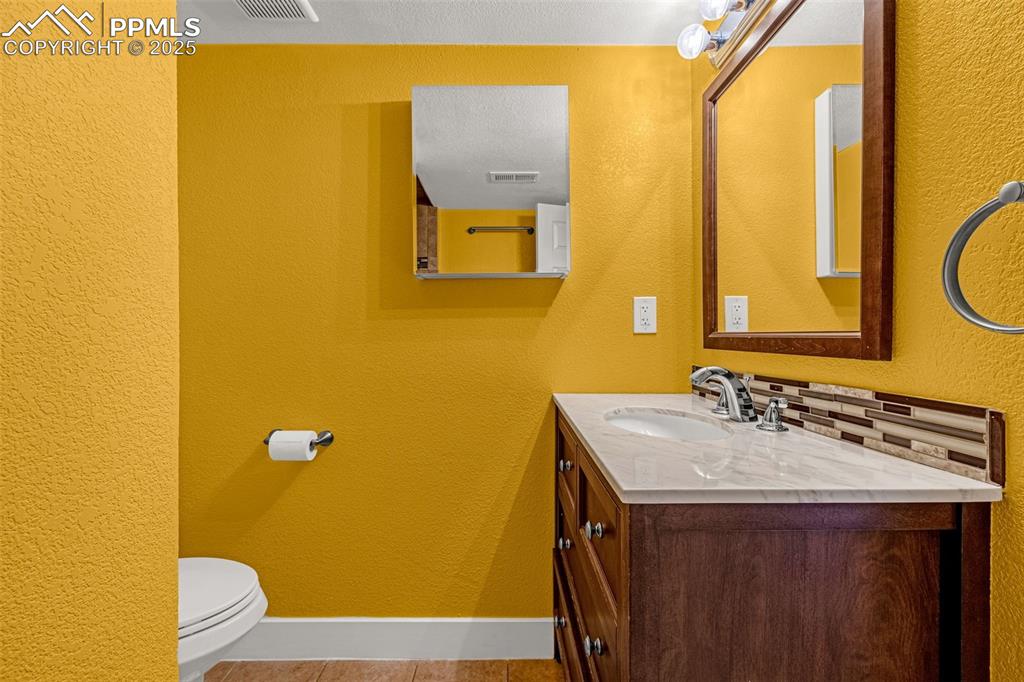 Image 21 of 30: Bathroom