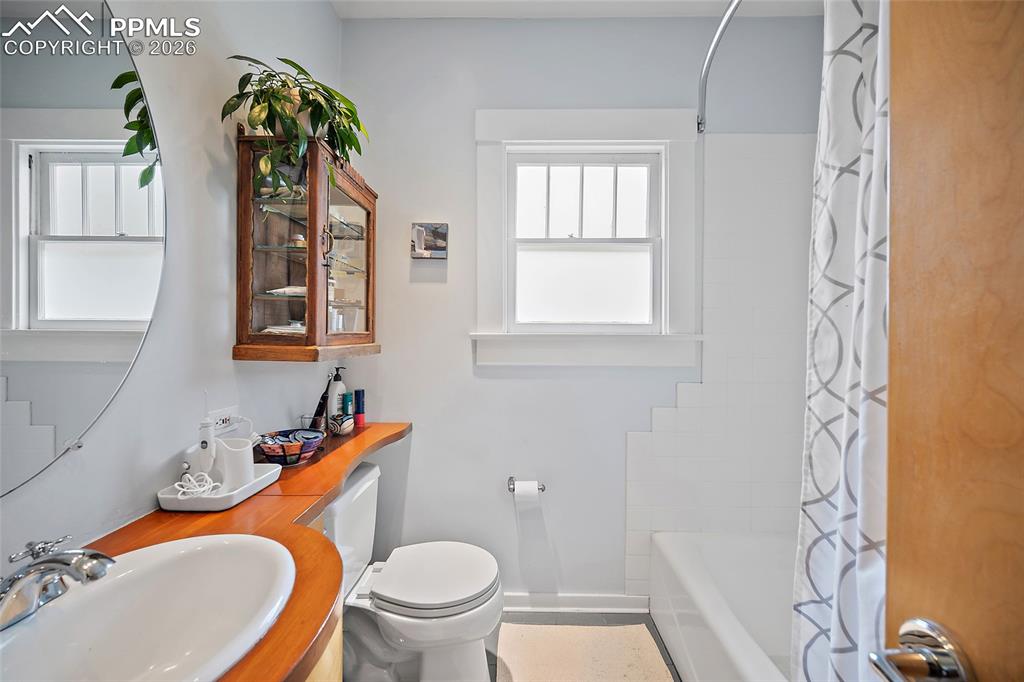 Image 14 of 49: Bathroom