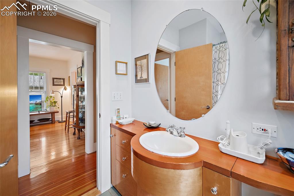 Image 17 of 49: Bathroom
