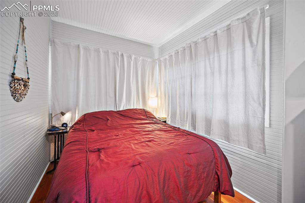 Image 18 of 49: Bedroom