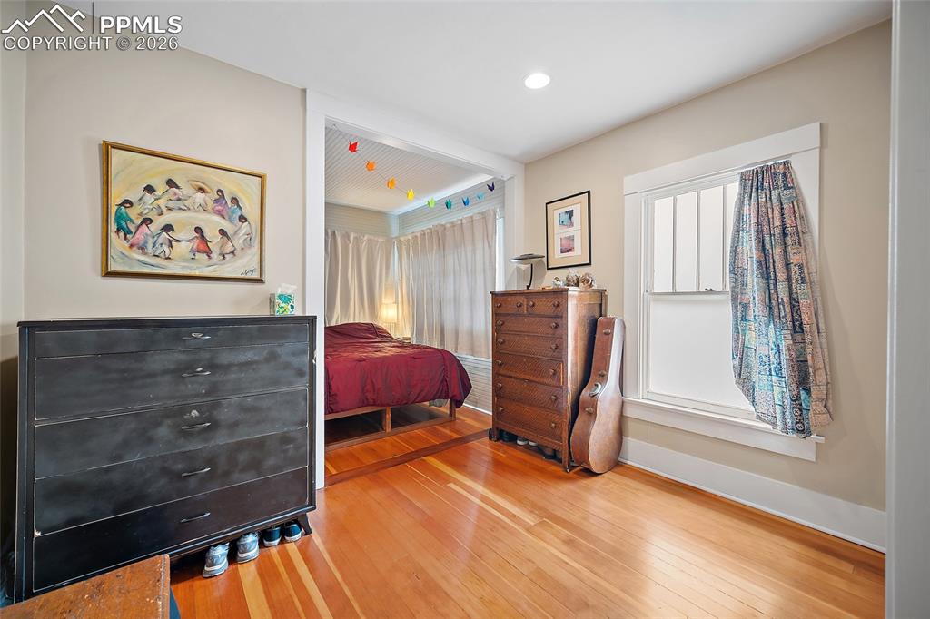 Image 19 of 49: Bedroom