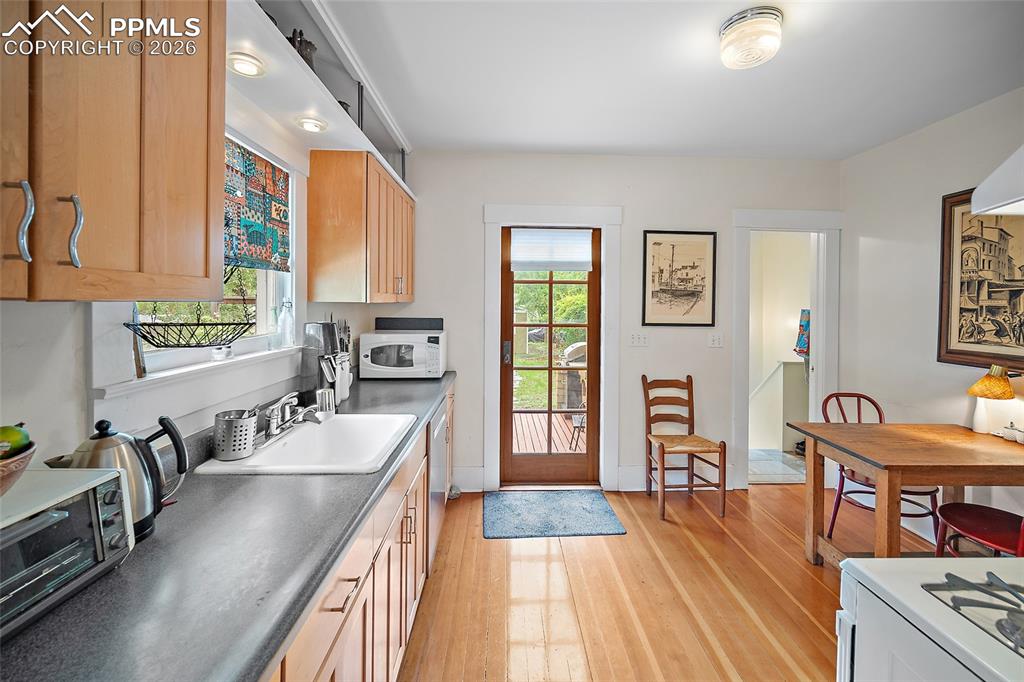 Image 22 of 49: Kitchen