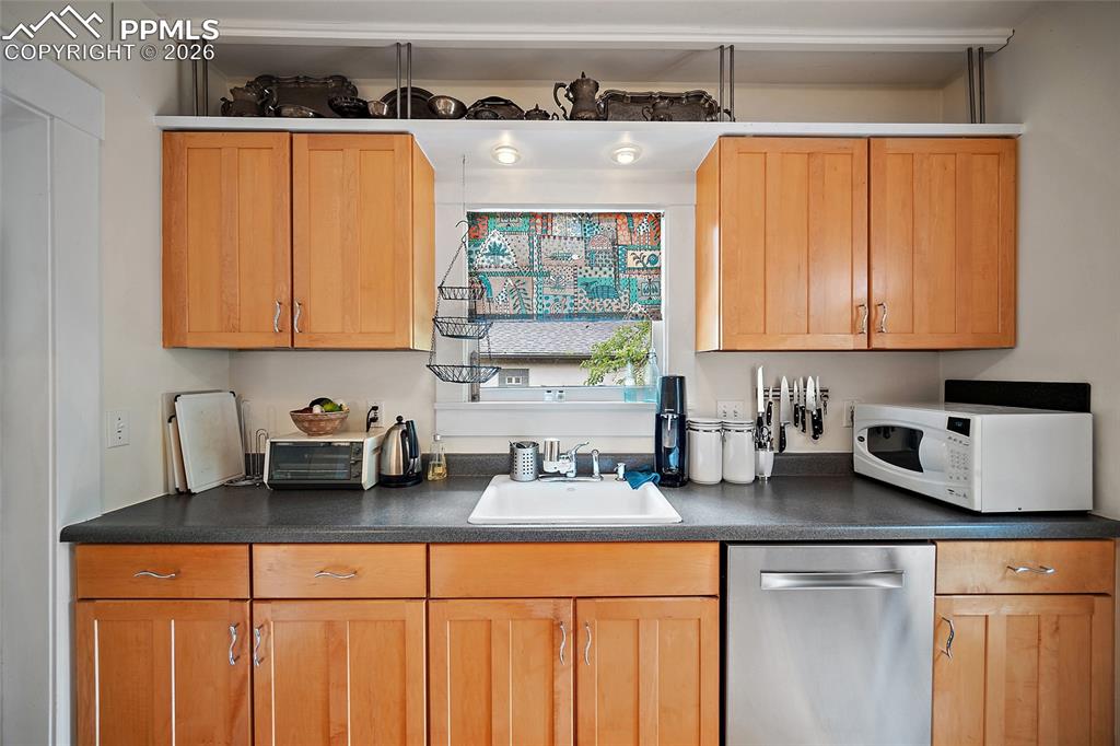 Image 24 of 49: Kitchen