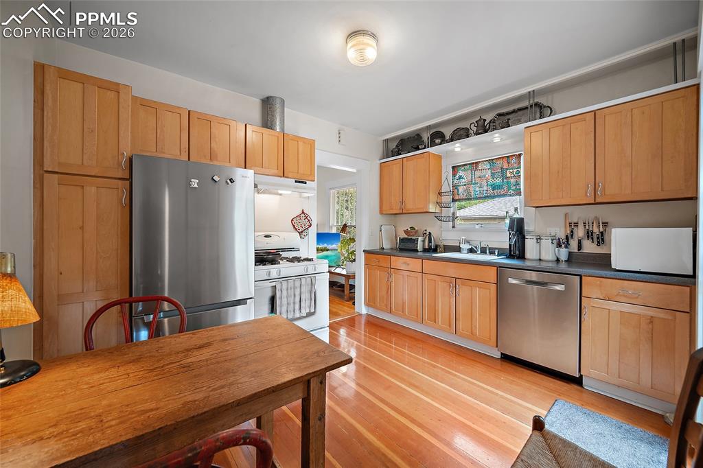 Image 25 of 49: Kitchen