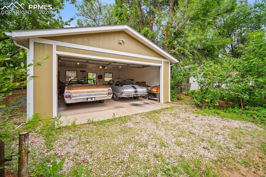 Image 38 of 49: Garage