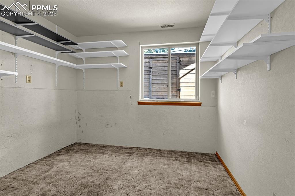 Image 11 of 34: Closet