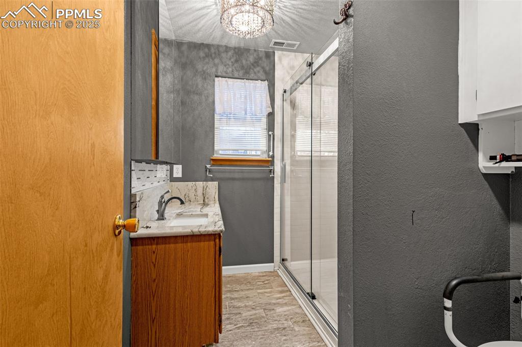 Image 13 of 34: Bathroom