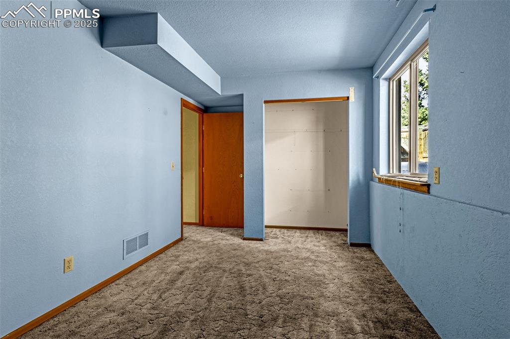 Image 16 of 34: Bedroom