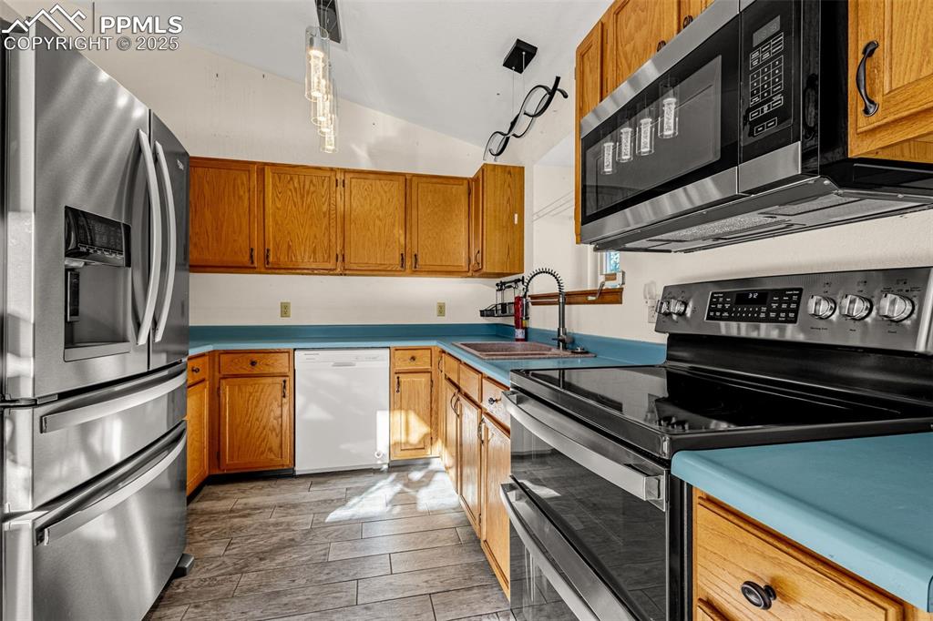 Image 8 of 34: Kitchen