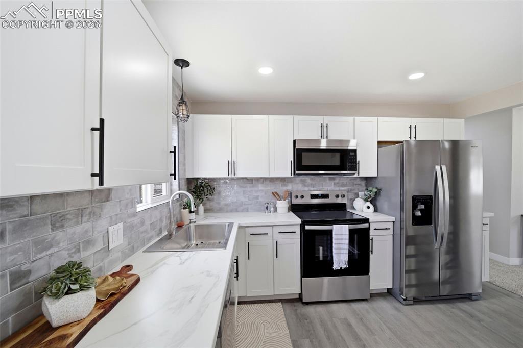 Image 13 of 41: Kitchen