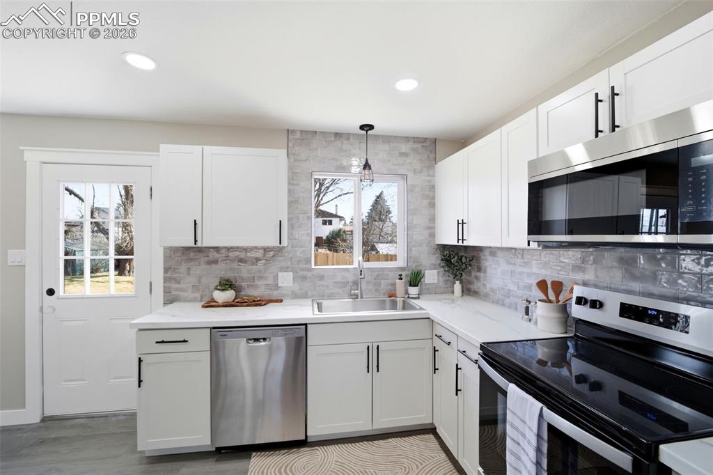 Image 14 of 41: Kitchen