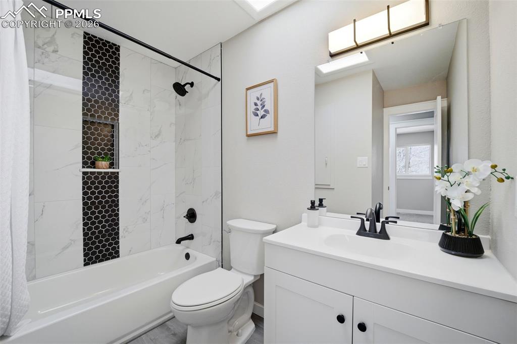 Image 16 of 41: Bathroom