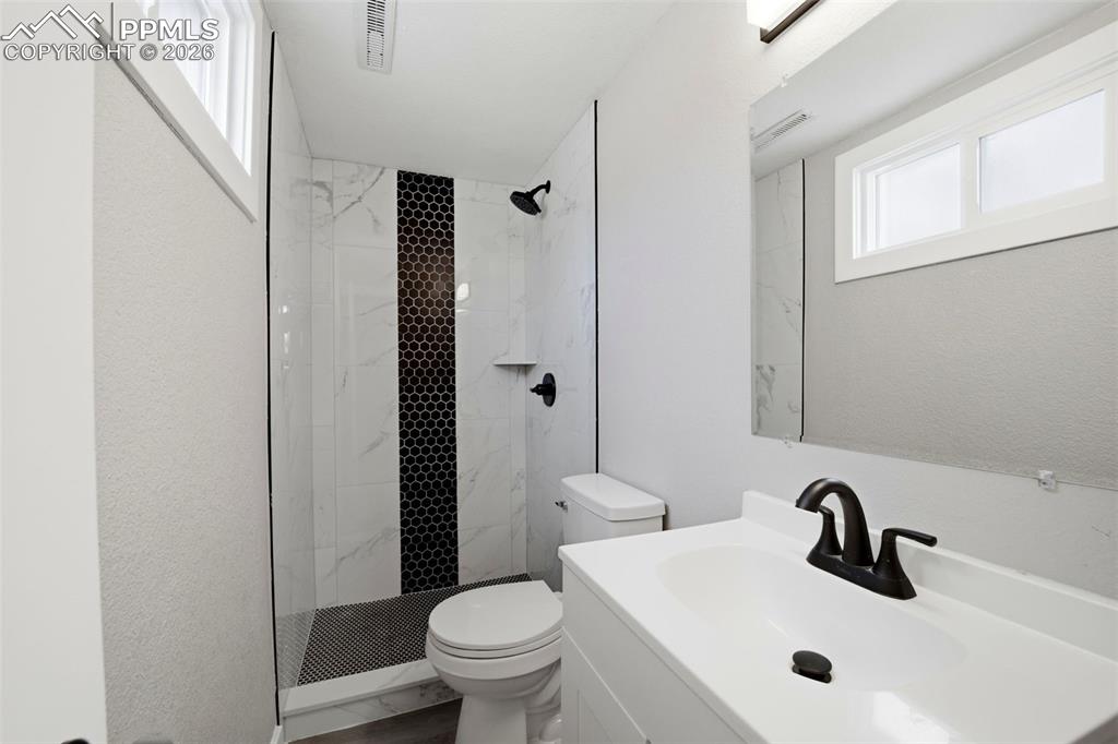 Image 31 of 41: Bathroom