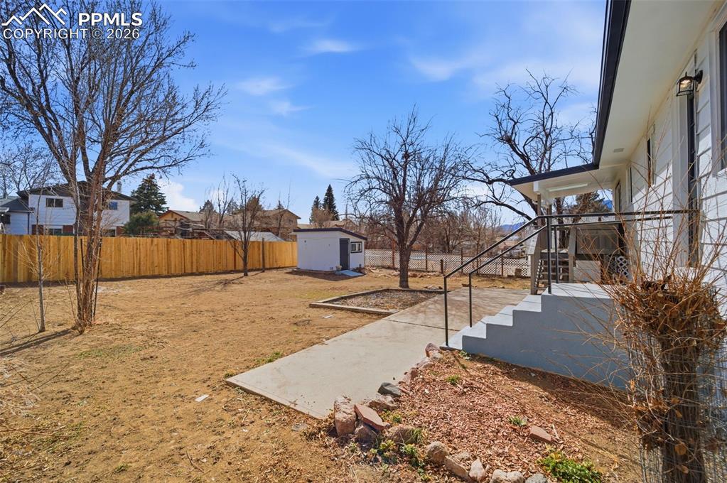 Image 40 of 41: Yard