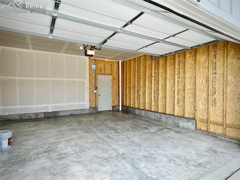 Image 19 of 19: Garage