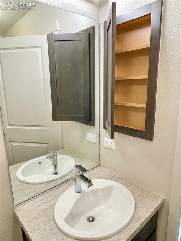Image 4 of 19: Bathroom