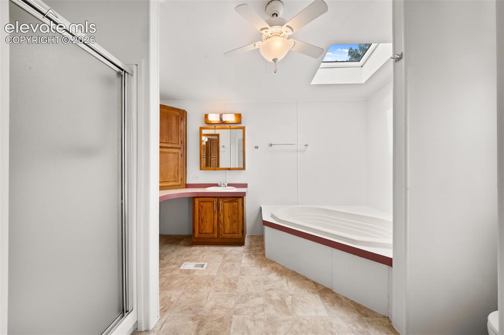 Image 15 of 24: Bathroom