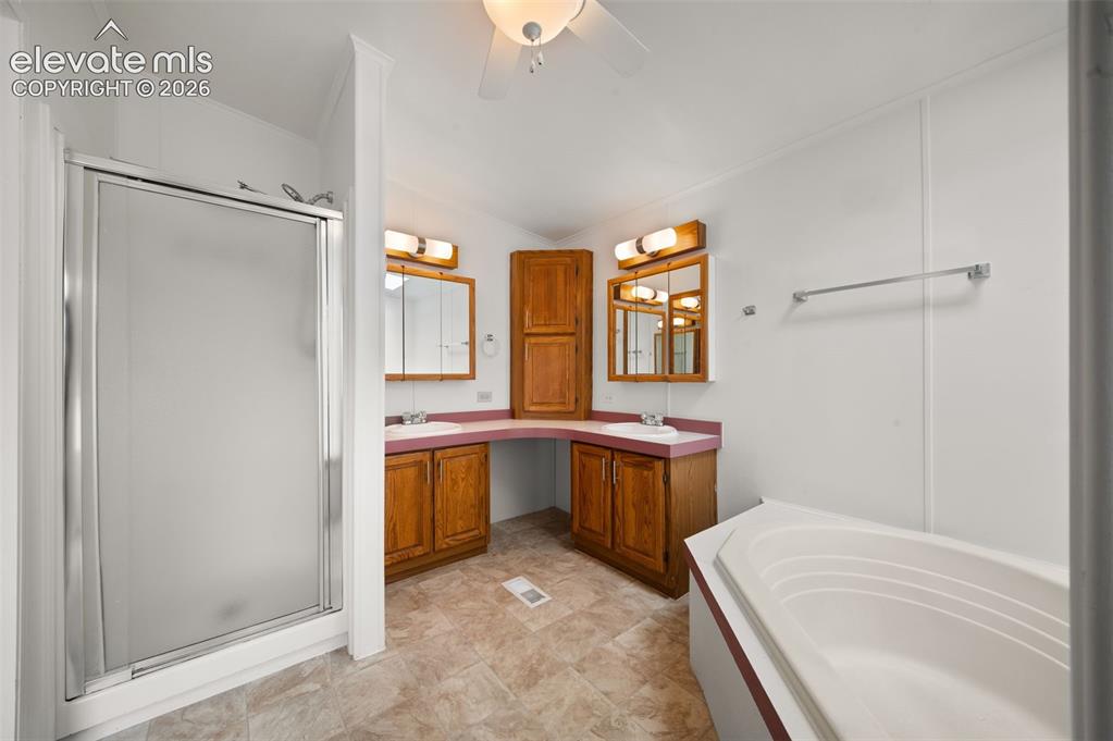 Image 16 of 24: Bathroom