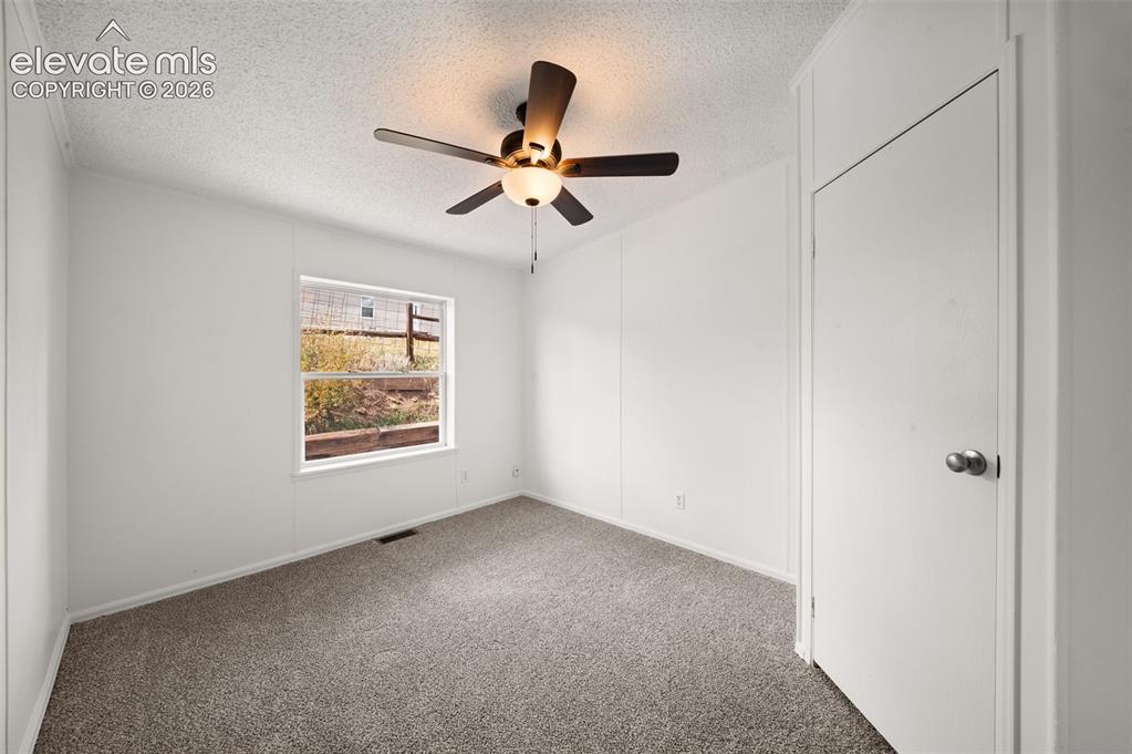 Image 19 of 24: Bedroom