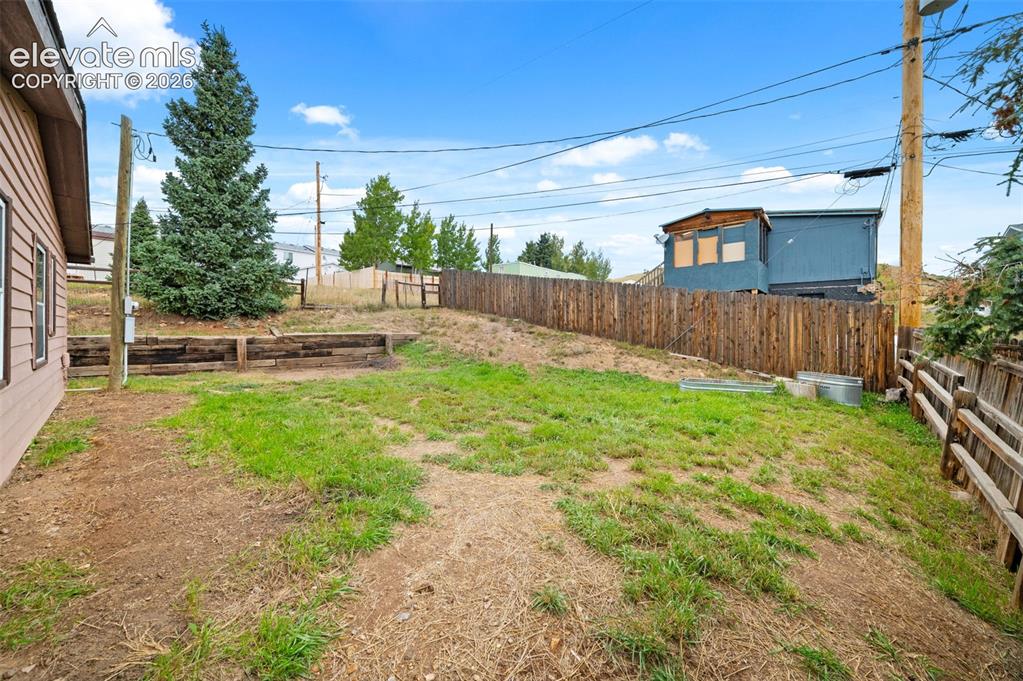 Image 21 of 24: Yard