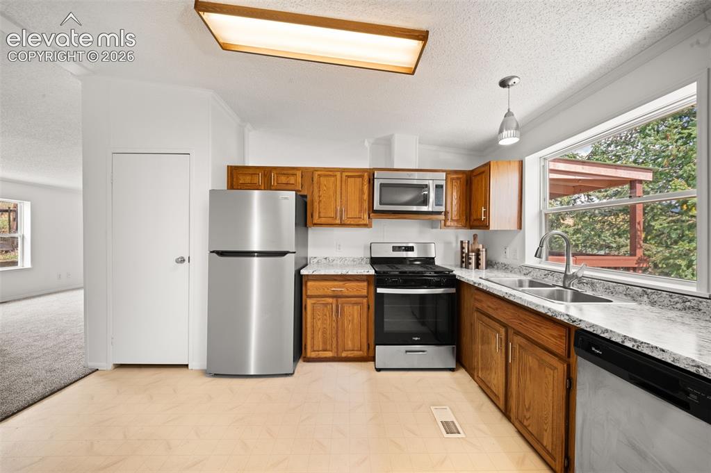 Image 4 of 24: Kitchen